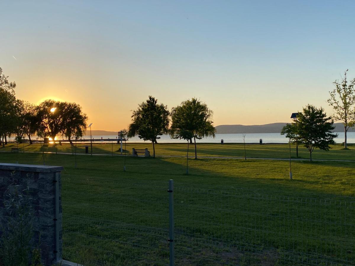 Clyde-Premium Lelle Waterfront Private Apartment Balatonlelle Εξωτερικό φωτογραφία